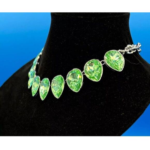 Simply Vera Vera Wang Green Necklace Faceted Shiny Teardrops Silver Tone $38 NEW - Picture 3 of 6